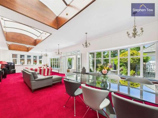 5 bed house for sale