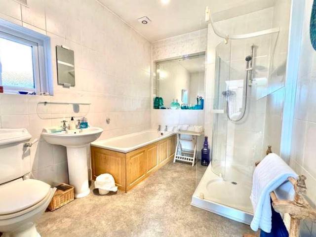 5 bed house for sale