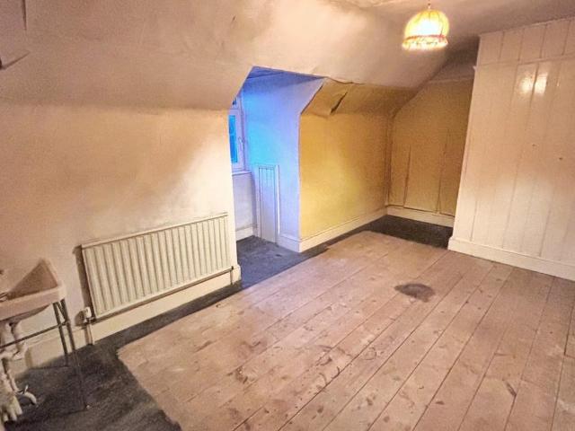 5 bed house for sale