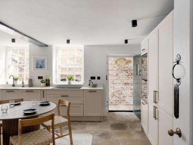 5 bed house for sale