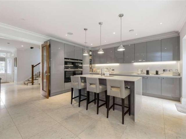 5 bed house for sale
