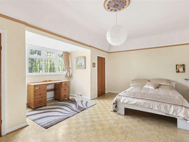 5 bed house for sale