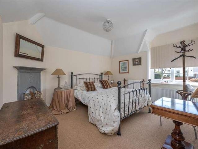 5 bed house for sale