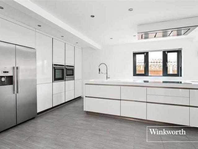 5 bed house for sale