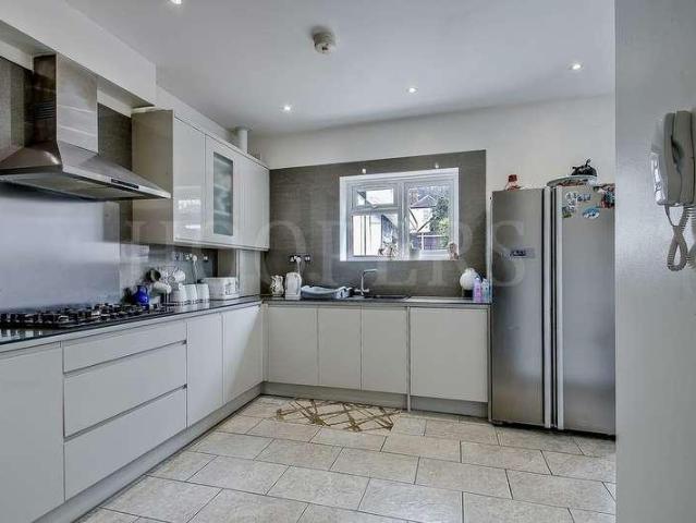 5 bed house for sale