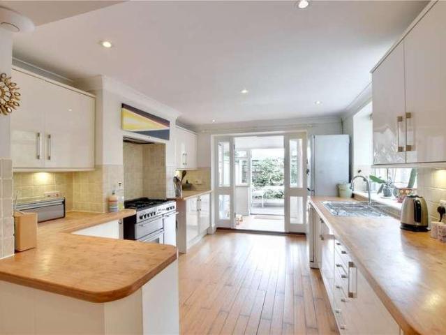 5 bed house for sale