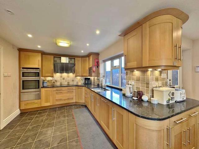 5 bed house for sale