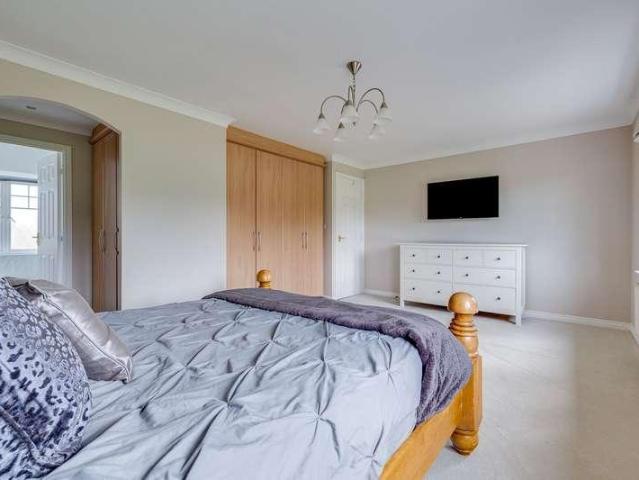 5 bed house for sale