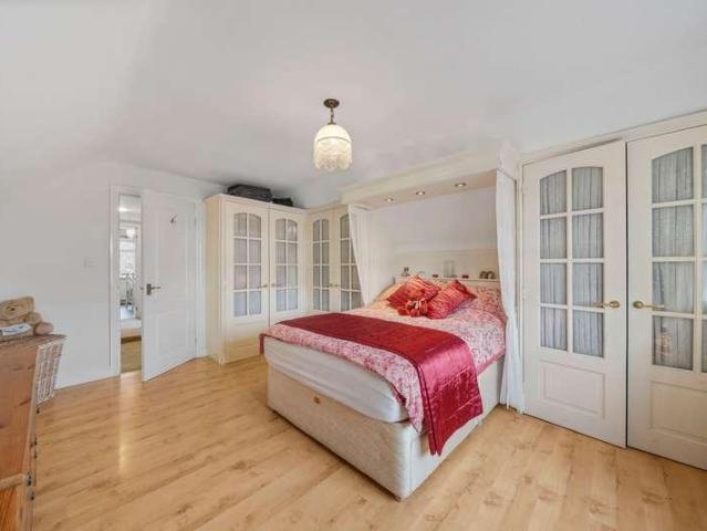 5 bed house for sale
