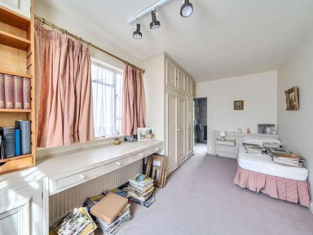 5 bed house for sale