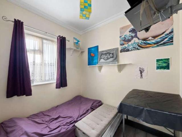 5 bed house for sale