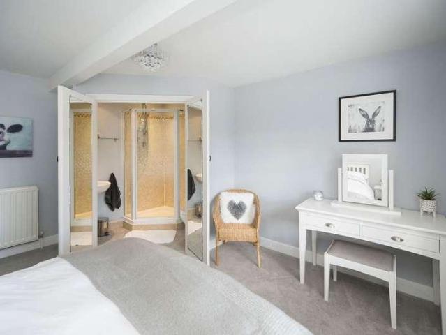 5 bed house for sale