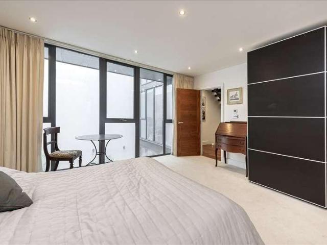 5 bed house for sale