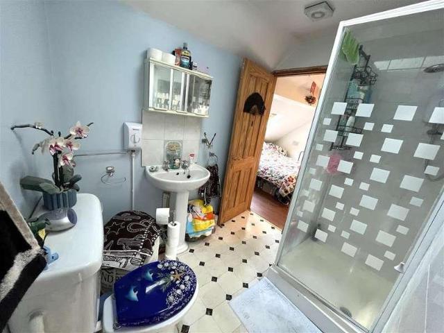 5 bed house for sale