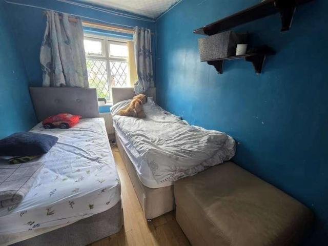 5 bed house for sale