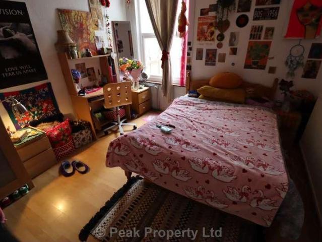 5 bed house for sale