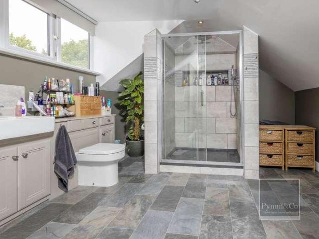 5 bed house for sale