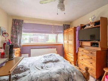 5 bed house for sale