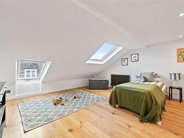 5 bed house for sale