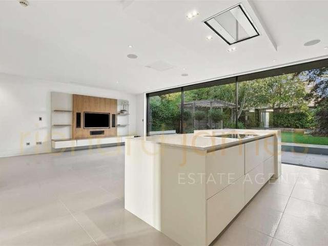 5 bed house for sale