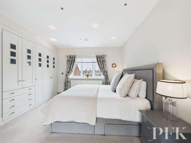 5 bed house for sale
