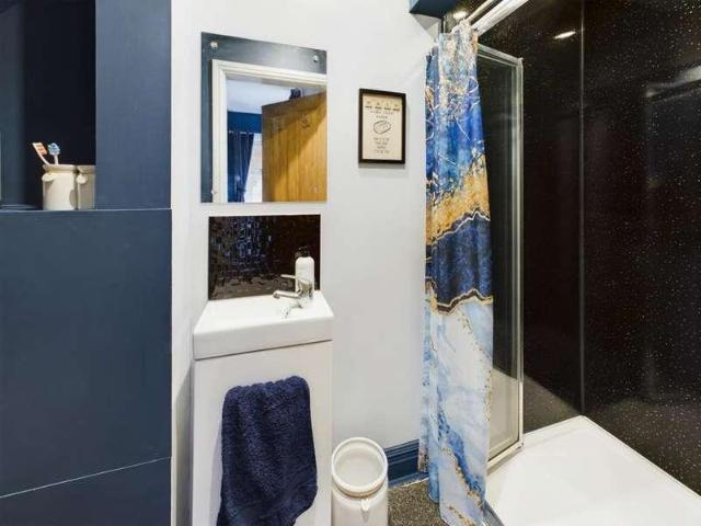 5 bed house for sale