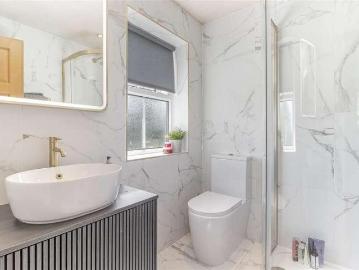 5 bed house for sale