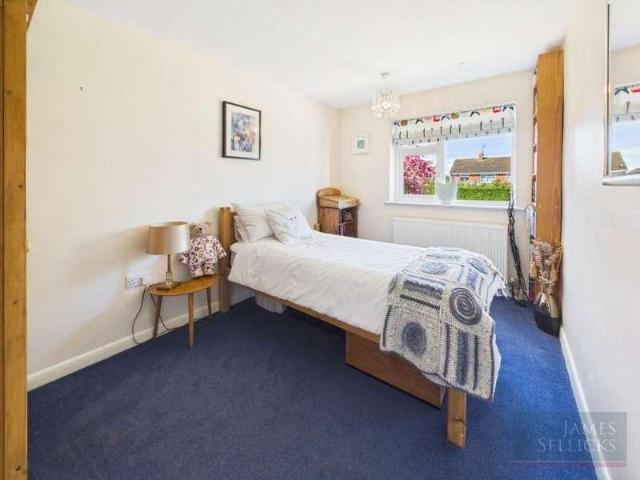 5 bed house for sale