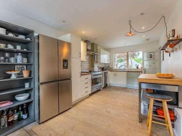 5 bed house for sale