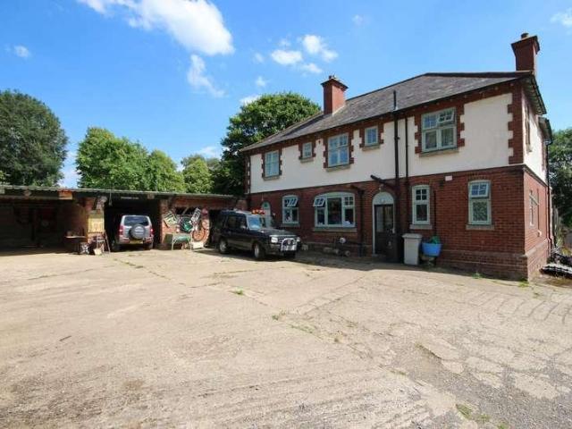 5 bed house for sale
