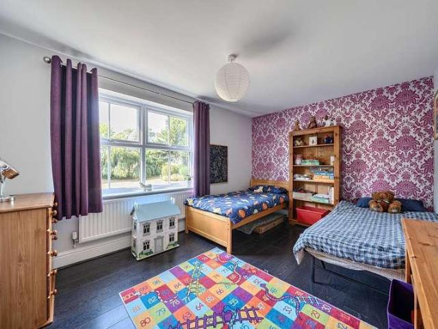 5 bed house for sale