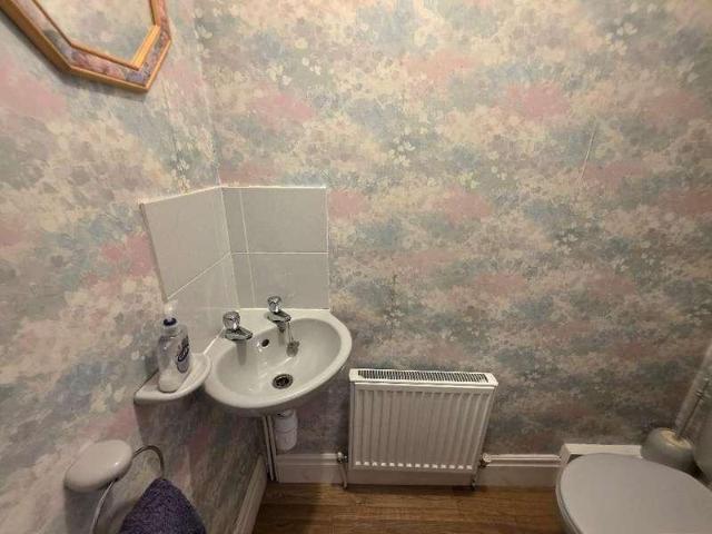 5 bed house for sale