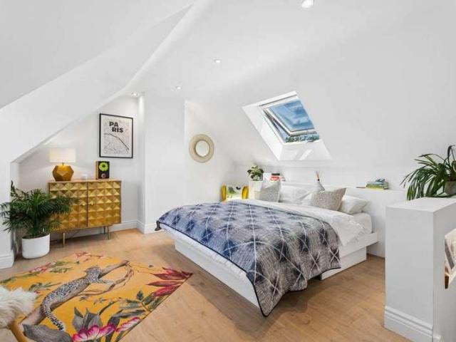 5 bed house for sale