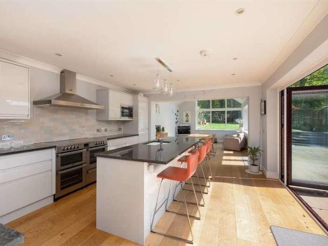 5 bed house for sale