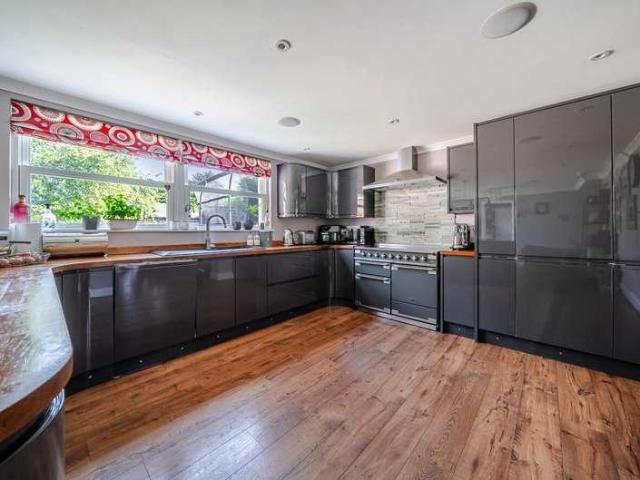 5 bed house for sale