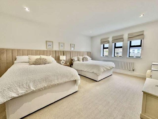 5 bed house for sale