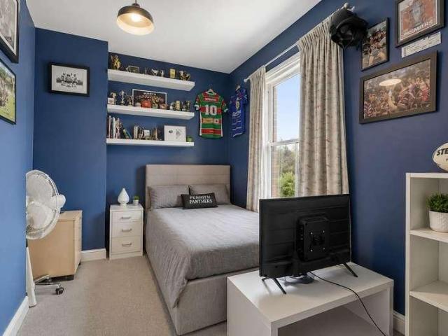 5 bed house for sale