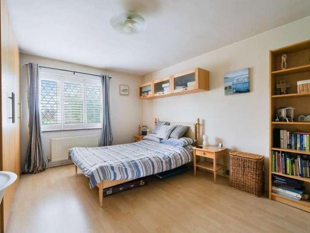 5 bed house for sale