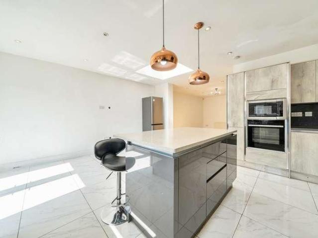 5 bed house for sale
