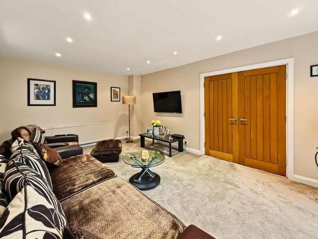 5 bed house for sale