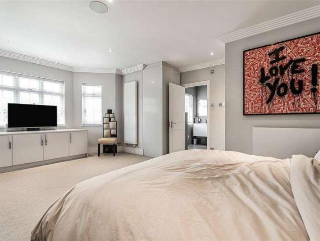 5 bed house for sale