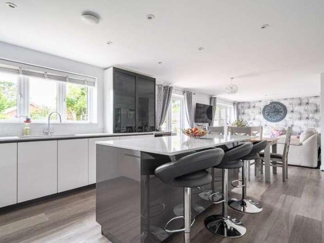 5 bed house for sale