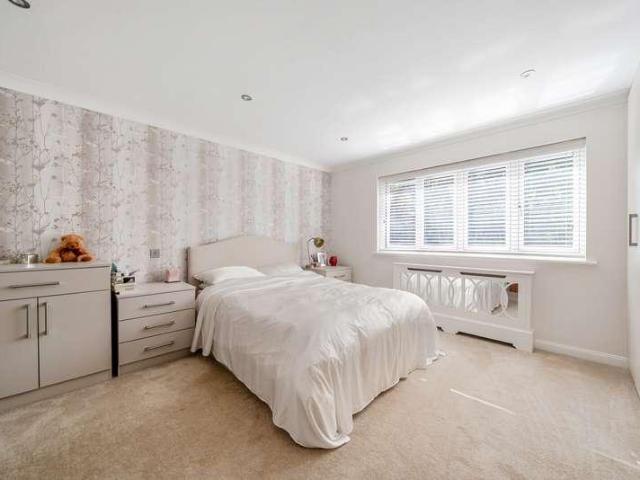 5 bed house for sale