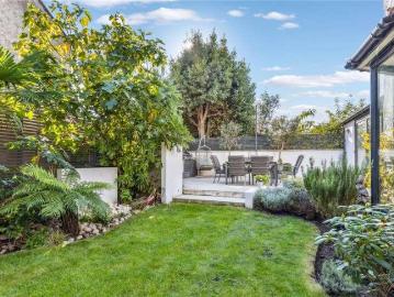 5 bed house for sale