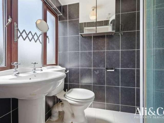 6 bed house for sale