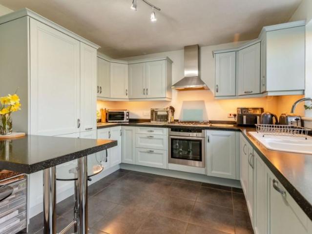 5 bed house for sale