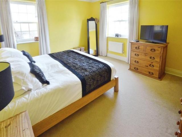 5 bed house for sale