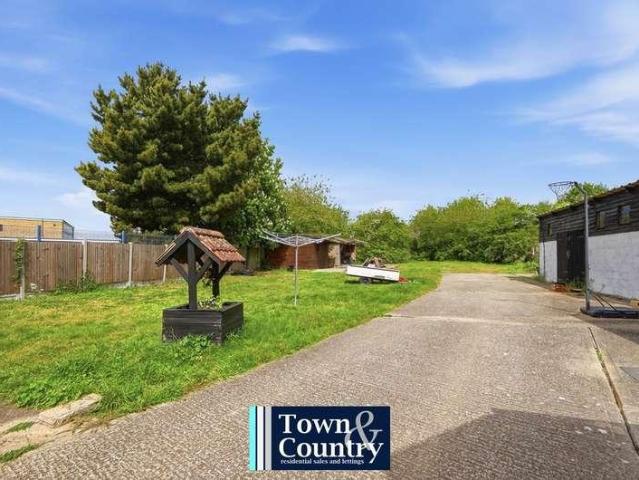 5 bed house for sale