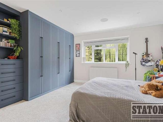 5 bed house for sale