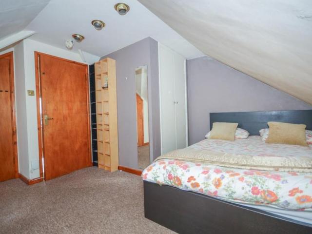 5 bed house for sale